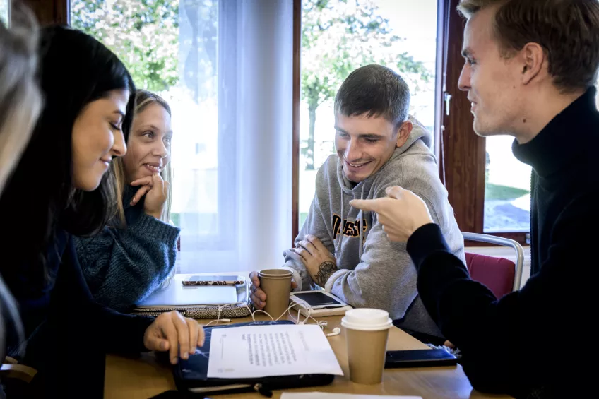 In a study group with SI leaders, you have the opportunity to gain more in-depth knowledge of the subject and to get to know your coursemates. Photo: Kennet Ruona.