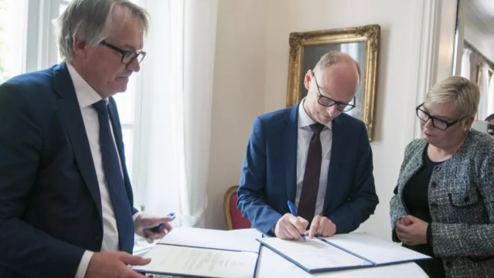 The Vice-Chancellor and Australia’s Ambassador Jonathan Kenna sign the handover (photo: Jonas Andersson)