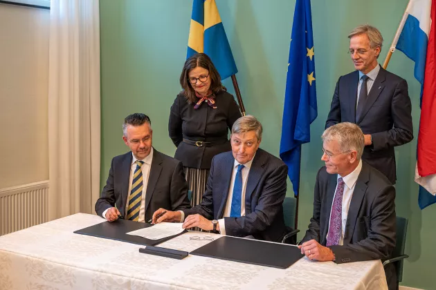 Memorandum being signed by Erik Renström, Pancras Hogendoorn and Björn Ekmehag. In the background: Anna Ekström, Sweden's Minister for Education and her Dutch counterpart, Robbert Dijkgraaf. (Photo: Chris Jonker © MinBZ)