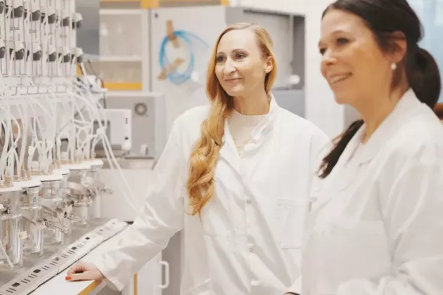 Frida Hållenius and Åsa Håkansson, here in front of an intestinal simulator where the journey of food through the gastrointestinal tract can be studied. Photo: Hilde Skar Olsen