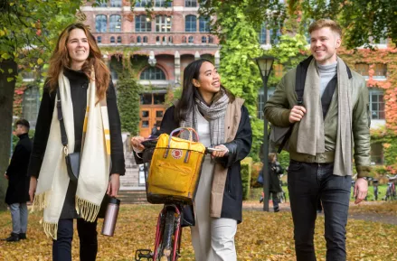 Students in front of the main university library. Photo: Kennet Ruona.