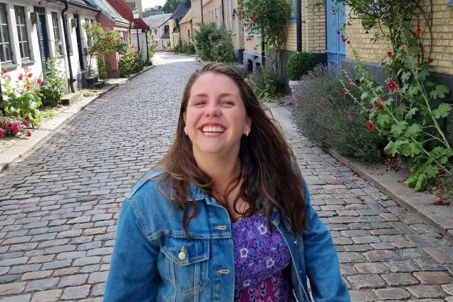 Monic in one of the pittoresk streets of Lund. Photo.