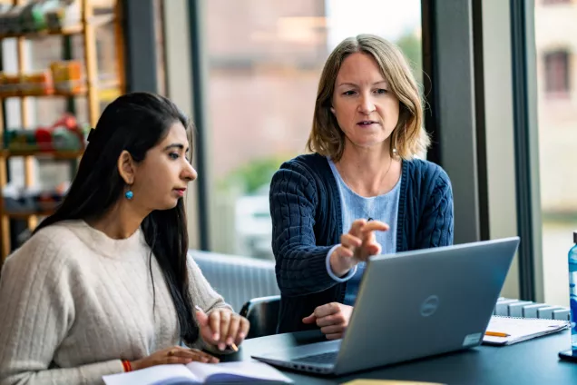 An adviser helping a student. Photo: Johan Persson.