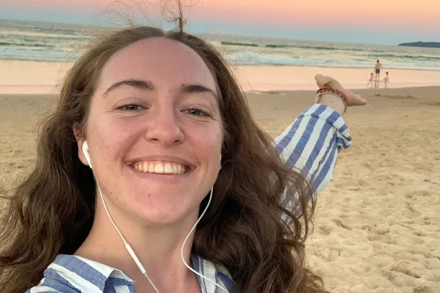 Portrait of a smiling student with the beach in the background. Photo.
