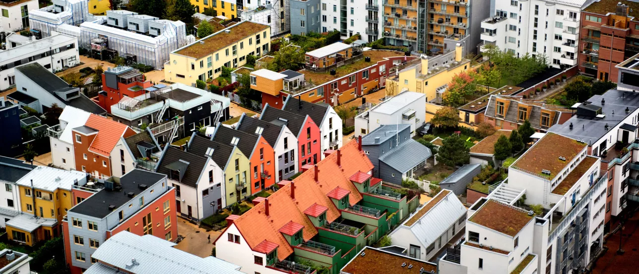 Houses and residential buildings with normal gardens and roof gardens built in sustainable ways at Western Harbour in Malmö (Aline Lessner/imagebank.sweden.se)