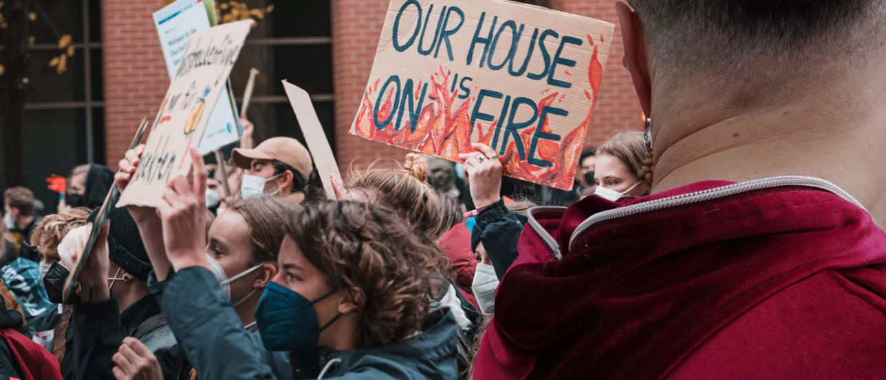 People demonstrating. Photo.