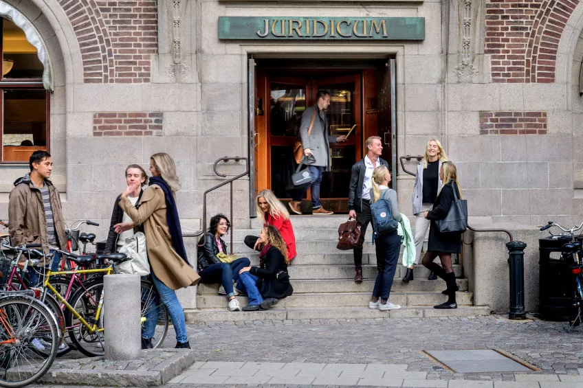 Students and teachers in front of Juridicum