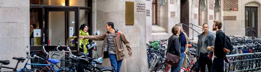 Students talking outside the Juridicum building. Photo: Kennet Ruona.