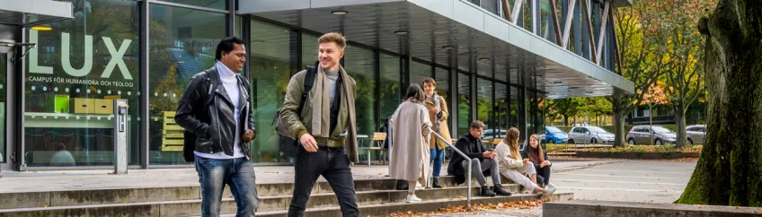 Students talking outside of the LUX building. Photo: Kennet Ruona..