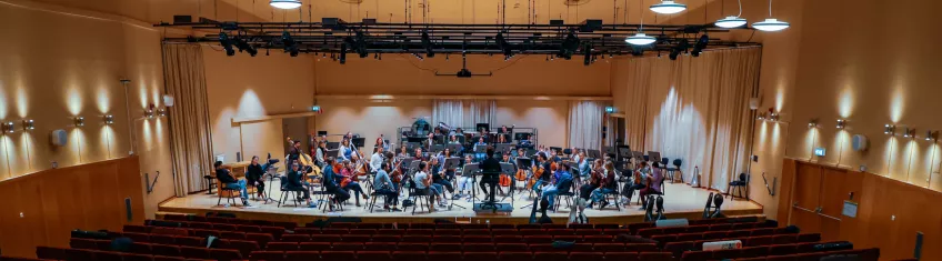 The symphony orchestra of the Malmö Academy of Music is rehearsing together in the Rosenberg Hall. Photo: Michel Thomas.